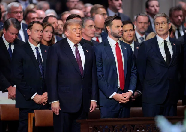 Donald Trump repartió Tic-Tac en el funeral del senador Lindsey Graham (VIDEO)