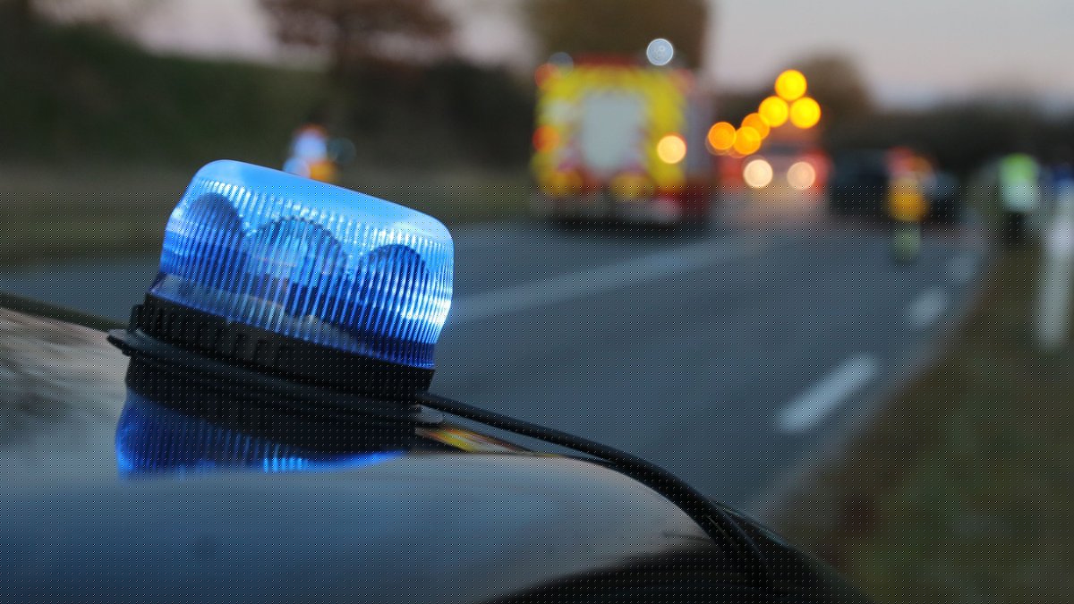 Spectaculaire accident à Toulouse : une voiture percute cinq scooters, quatre personnes prennent la fuite, une femme blessée