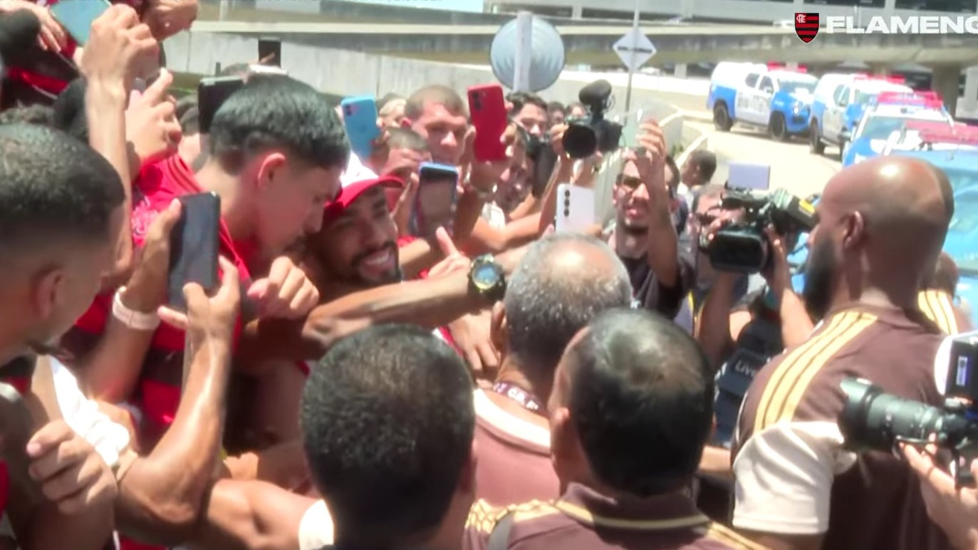 Paquetá chora na chegada ao Rio e quer estrear logo pelo Flamengo: “Eu precisava do Flamengo”