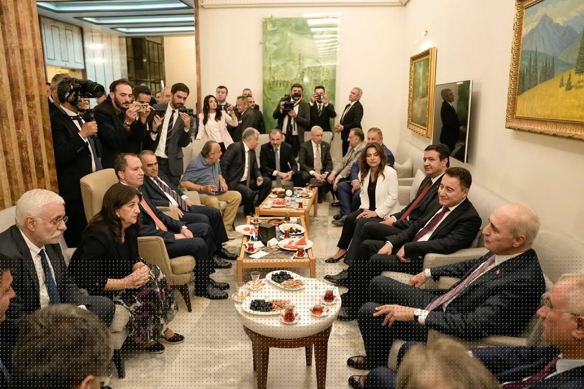 Meclis kulisinde dikkat çeken diyalog! Babacan'ın sözlerine Ala'dan "bambu ağacı" yanıtı