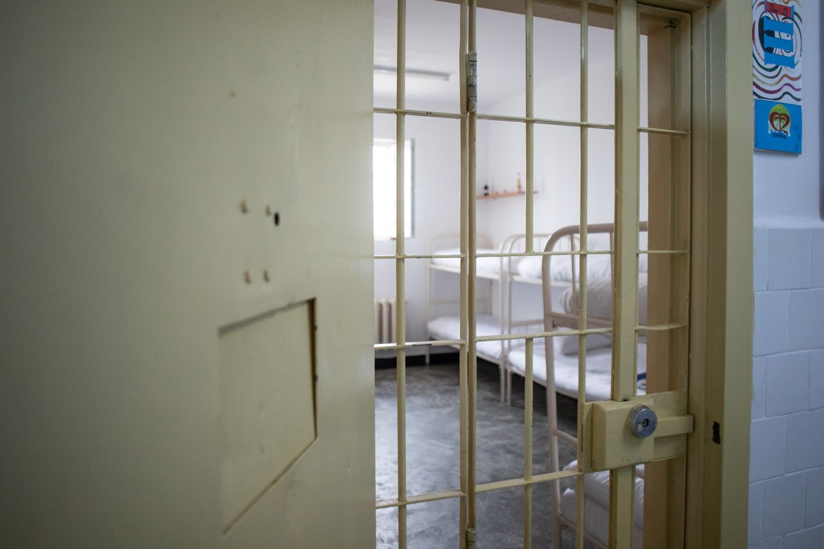 Un tânăr de 17 ani din Oradea a fost condamnat la 3 ani de închisoare după ce a violat și bătut un băiat / Acum e judecat într-un alt dosar pentru furt calificat