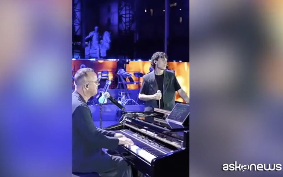 Gigi D’Alessio e Matteo Paolillo sul palco: «Sarai me in un film, ma sai cantare?»