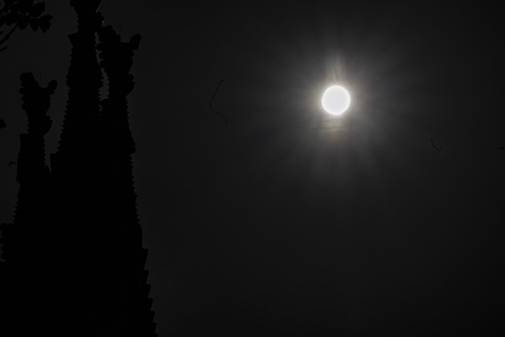 L’ombra de la Lluna recorre avui mig planeta: on comença i on acaba l’eclipsi?