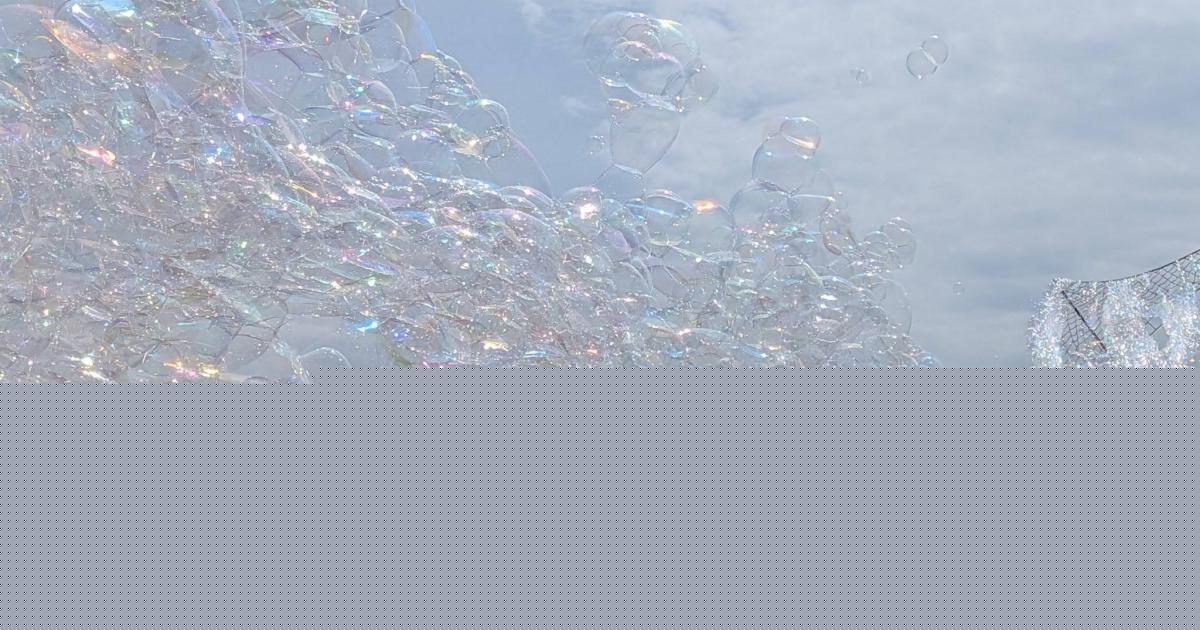 Bubble performer delights families with colourful seaside display
