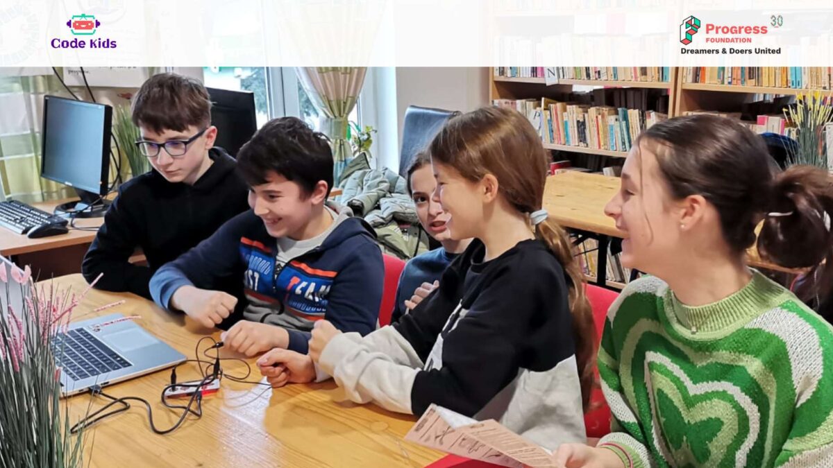 De 30 de ani în slujba educației: Fundația Progress lansează campania de deschidere de noi Cluburi CODE Kids în mediul rural și urban mic, unde copiii învață gratuit programare în bibliotecile publice sau în școli