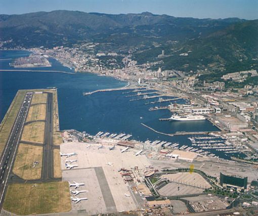 Pista dell’aeroporto Cristoforo Colombo e nuova Diga, stop all’ipotesi di riduzione. Ma resta il nodo della trasparenza (E. N. Vigo)