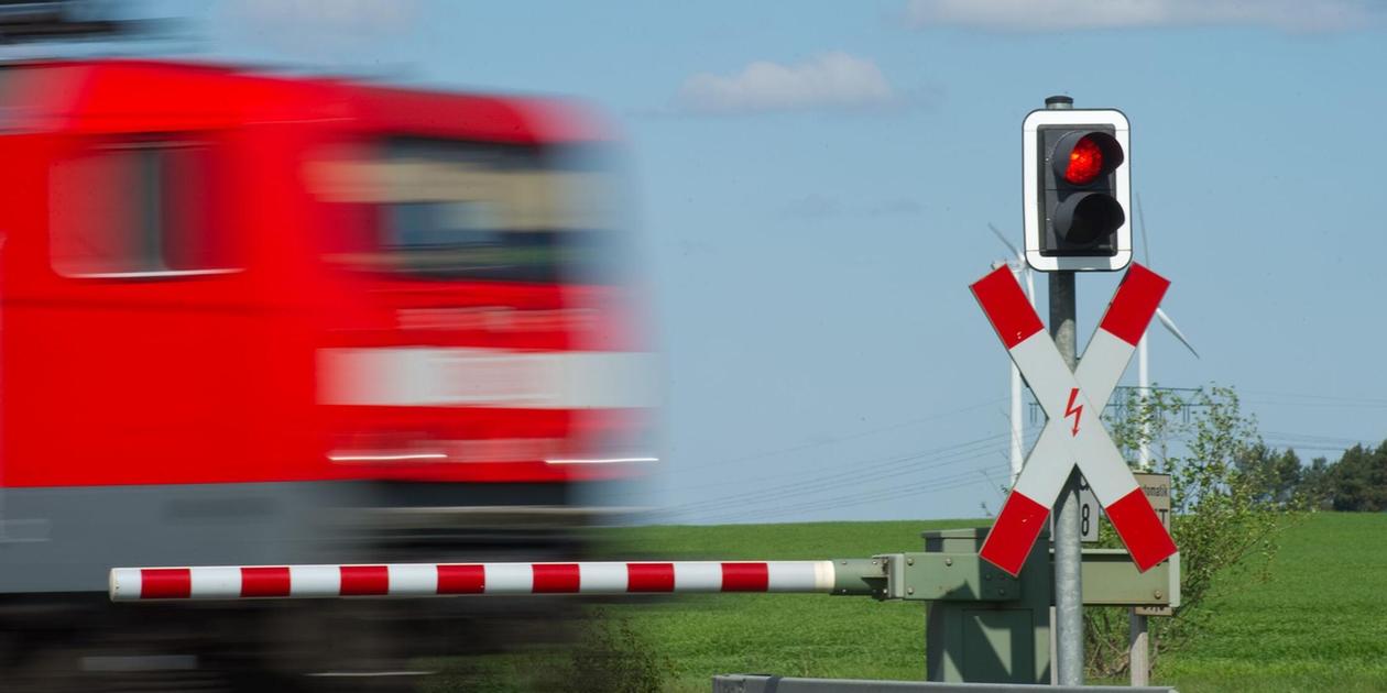 Regionalzug rammt Auto – Fahrer überlebt mit Schutzengel