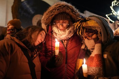 Trump signals interest in easing tensions, but Minneapolis sees little change on the streets