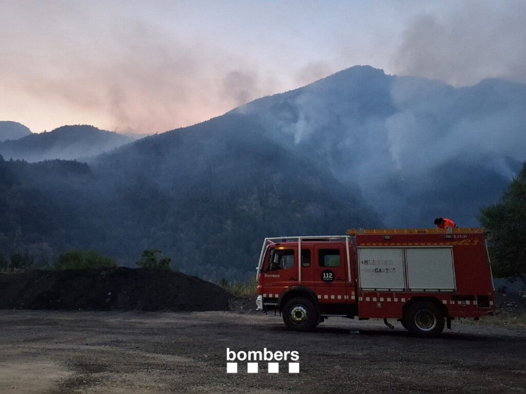 Els bombers treballen per evitar que l’incendi de Senet s’obri a la Vall de Boí i esperen una tempesta al migdia