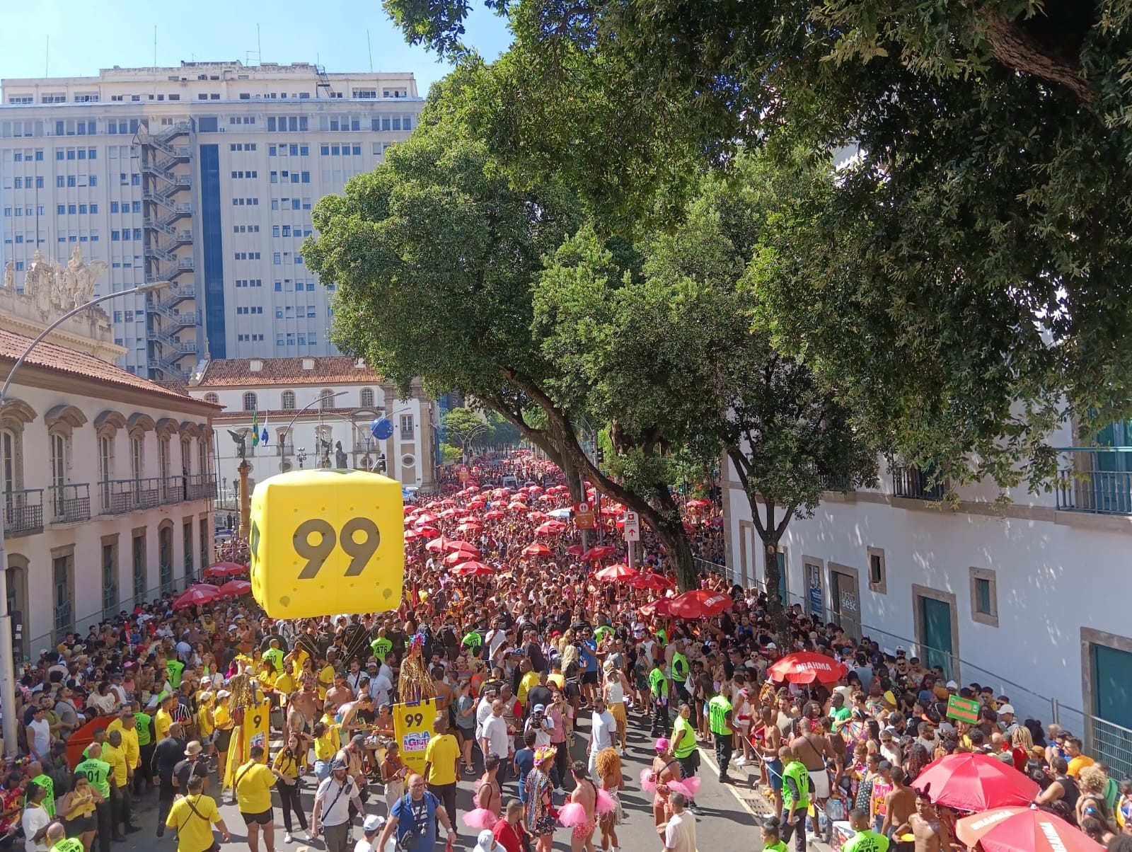 Megablocos de Ivete Sangalo e Léo Santana puxam agenda do fim de semana de carnaval com bailes, ensaios e outros desfiles; veja