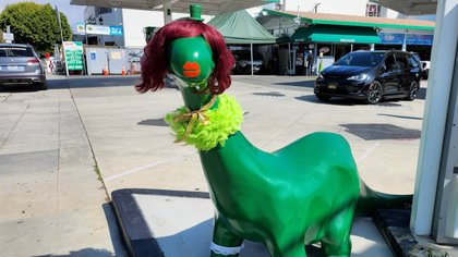 Beloved L.A. gas station dinosaur stolen, loaded into pickup truck