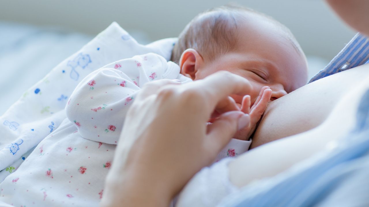 Quello che ancora non torna quando si parla alle donne di allattamento