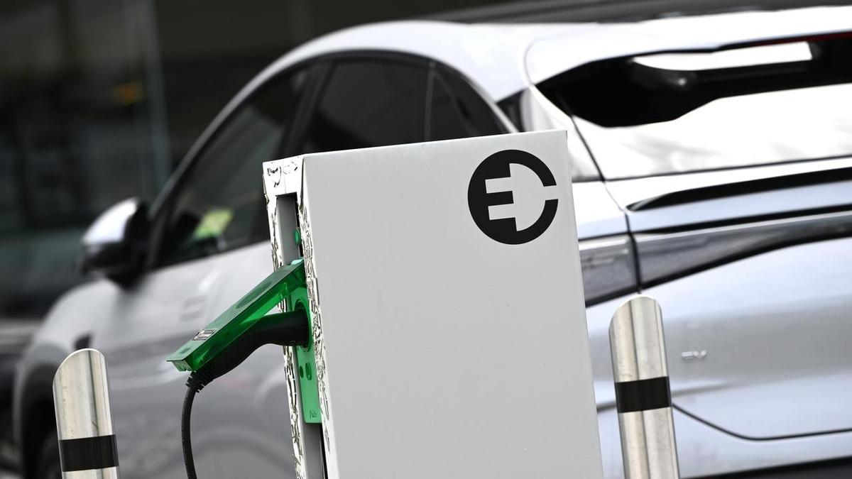 Electric and hybrid cars drive new vehicle sales record