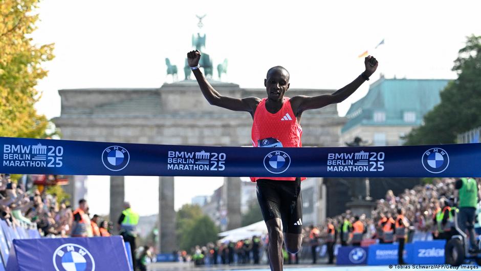 Berlin Marathon: Kenyans double in humid conditions