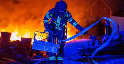 Efter nattens husvagnsbrand – tågen rullar förbi Aneby igen