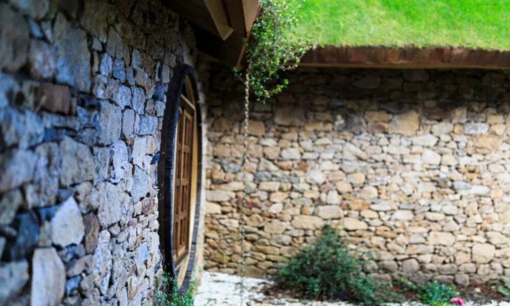 VIDEO Celebra casă din ”Hobbitul” a fost construită într-o zonă superbă a Europei: Turiștii sunt absolut fascinați