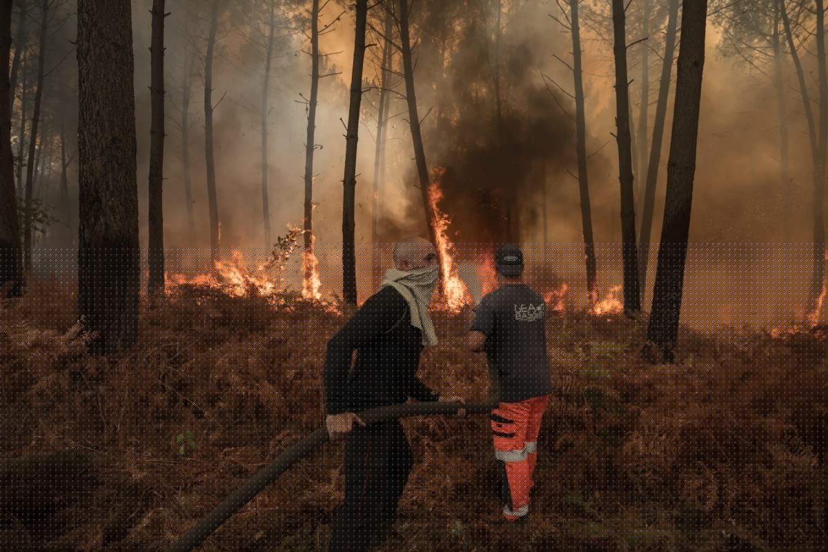 França enfrenta incêndio quatro vezes maior que Paris; Grécia e Turquia também combatem grandes focos