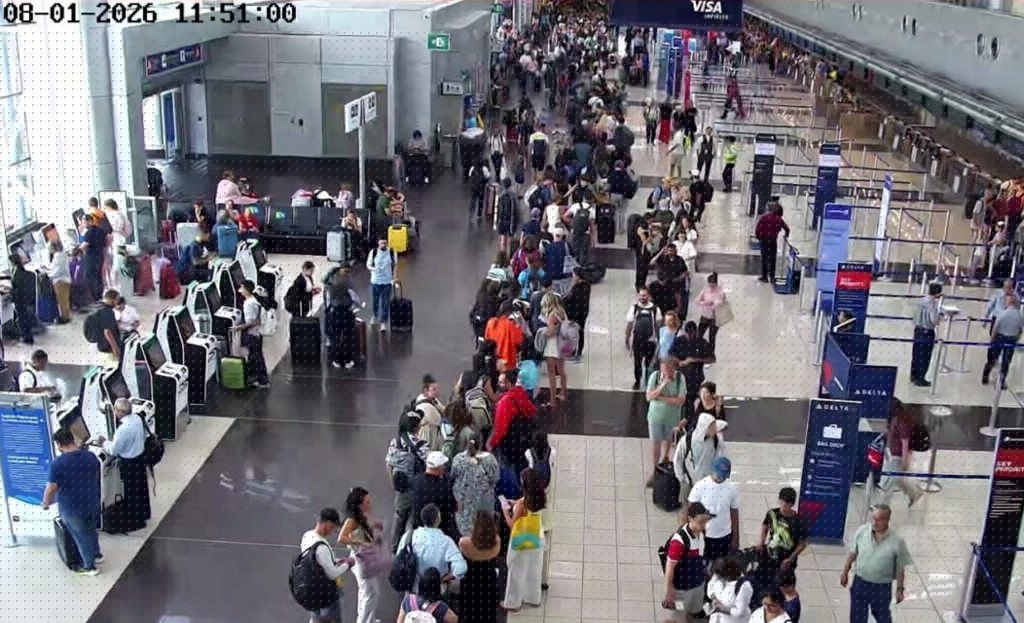 One flight was cancelled and people missed their flights due to system failures at San José Airport