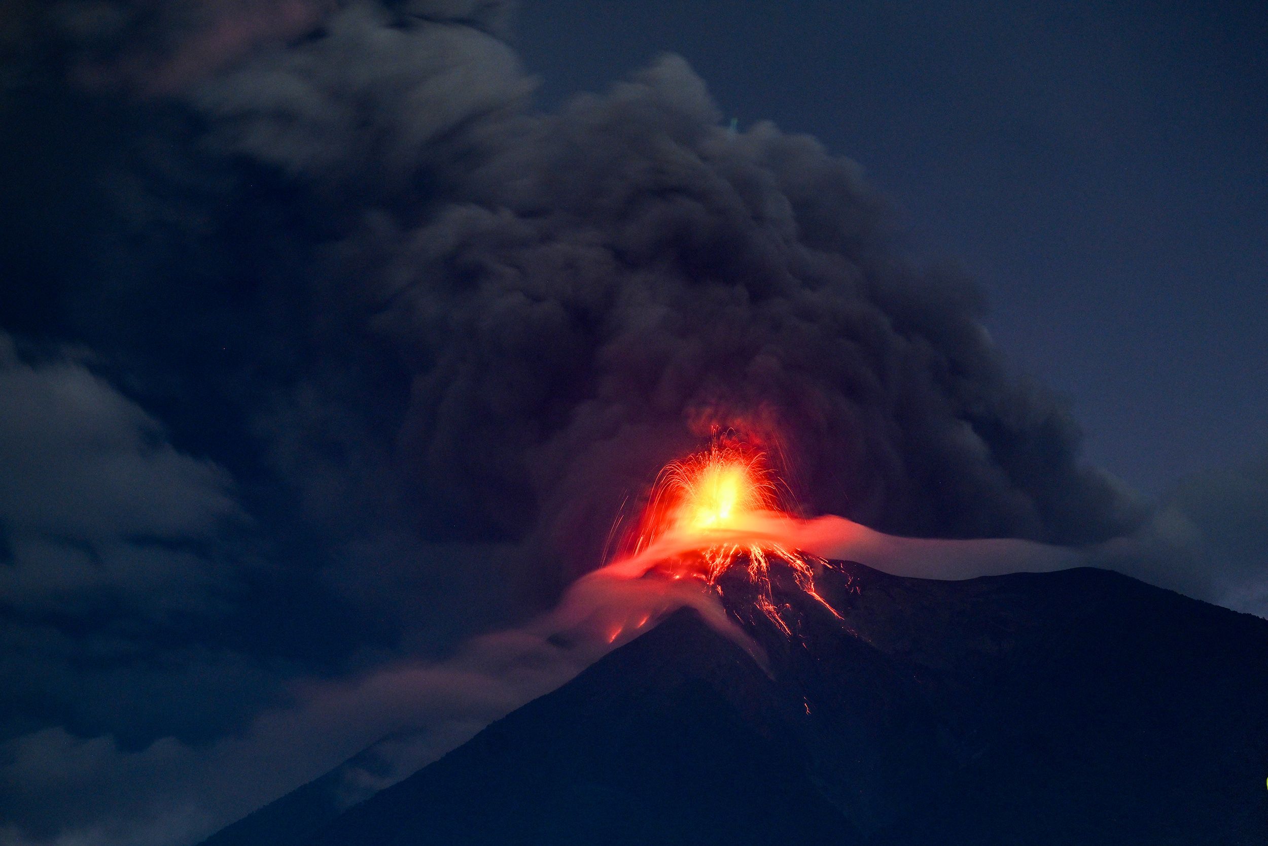 Les images impressionnantes de l’éruption volcanique qui paralyse le Guatemala