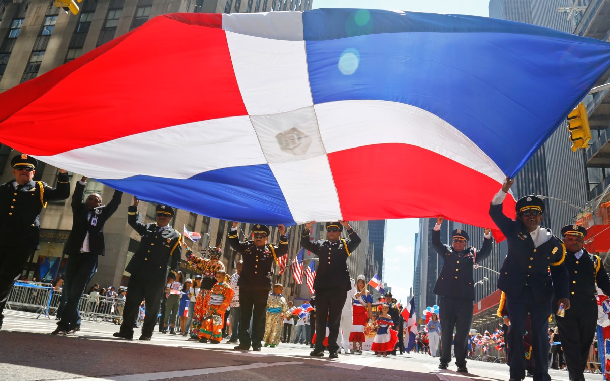 Calor y cierre de calles por Desfile Dominicano este domingo en Nueva York: cambios en buses y entradas al Metro