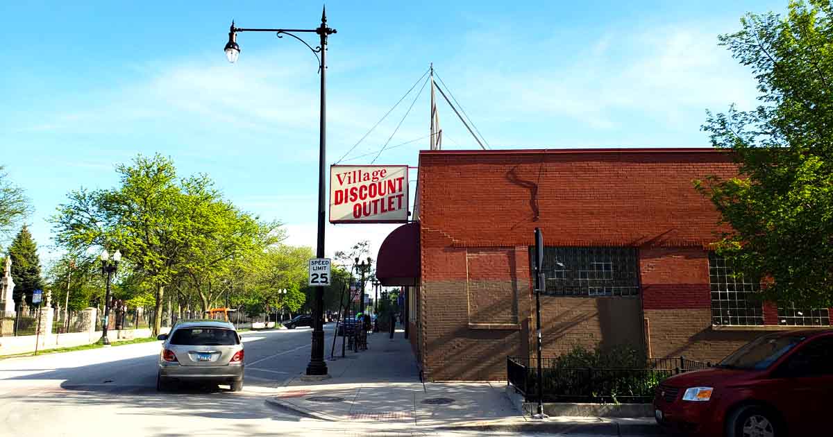 People Drive From All Over Illinois For The Unbeatable Deals At This Massive Thrift Store