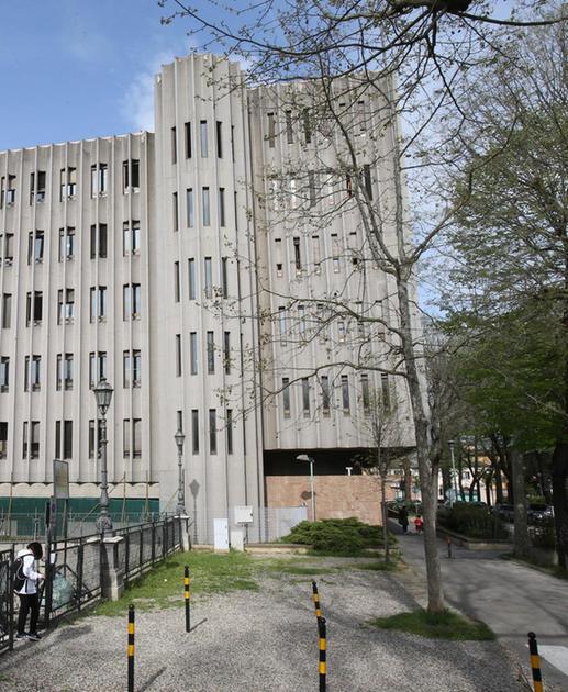 Rapina in ferramenta impugnando la mannaia. Stangata ai banditi: 8 anni