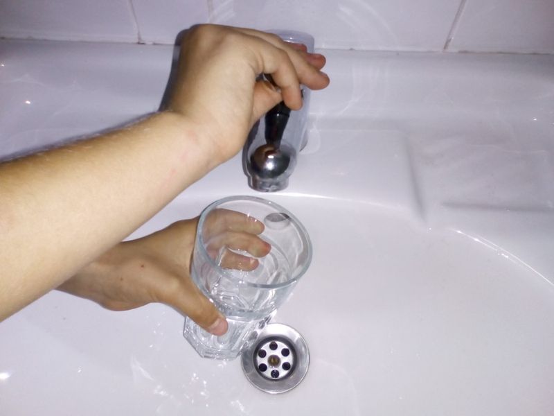 Restricții la furnizarea apei potabile în trei cartiere din Târgu Ocna, începând de marți