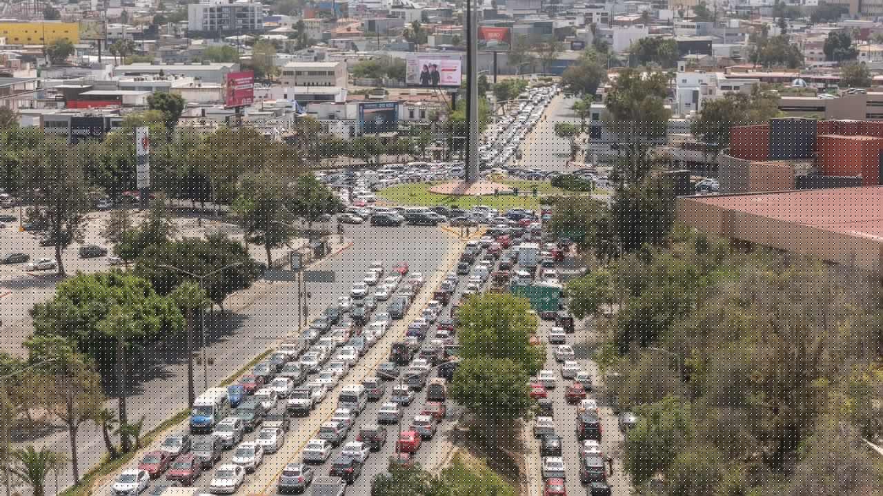 Largas filas en garita de San Ysidro provocan caos vehicular en Zona Río