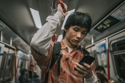 In Cina la Gen Z paga per essere ascoltata: nasce la terapia via sms a risposta immediata