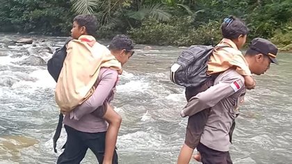 Aksi Polisi di NTT Gendong Siswa, Menerjang Derasnya Arus Sungai Demi ke Sekolah