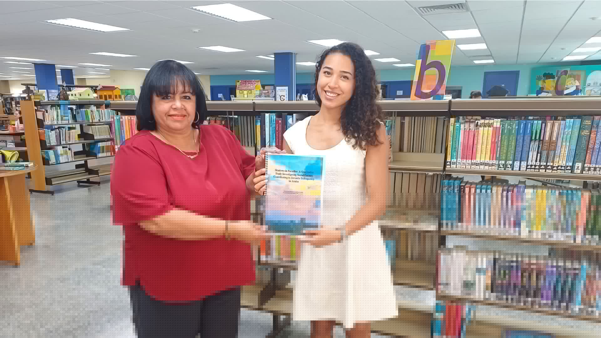 Dominque Lopez a entrega su tesis ‘Shadows in Paradise’ na Biblioteca Nacional