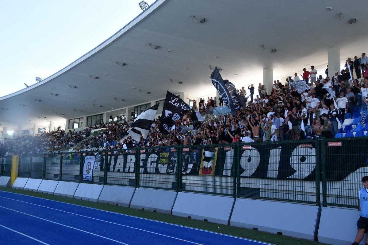 Cartellino giallo alle zebre. Danni al rinnovato stadio, il sindaco ammonisce i tifosi e il “Viareggio”