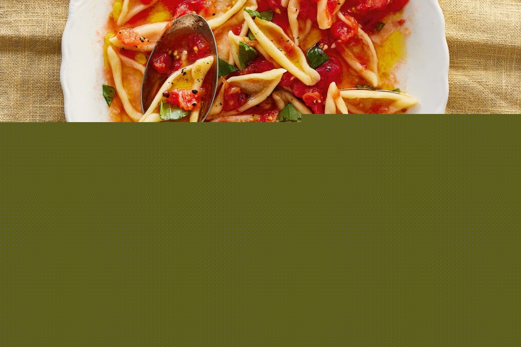 A simple no-cook tomato sauce for peak summer heat. A6
