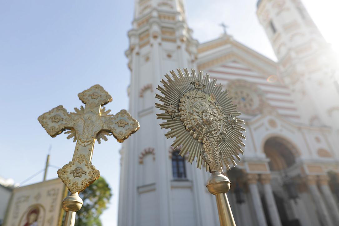 Survey: Romanians place highest trust in Church and Army, Parliament last