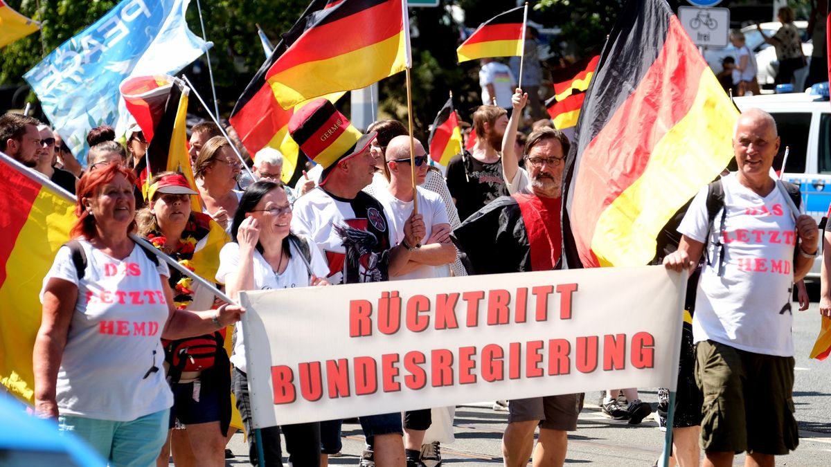Plauen: 10.000 Menschen demonstrieren gegen die Regierung