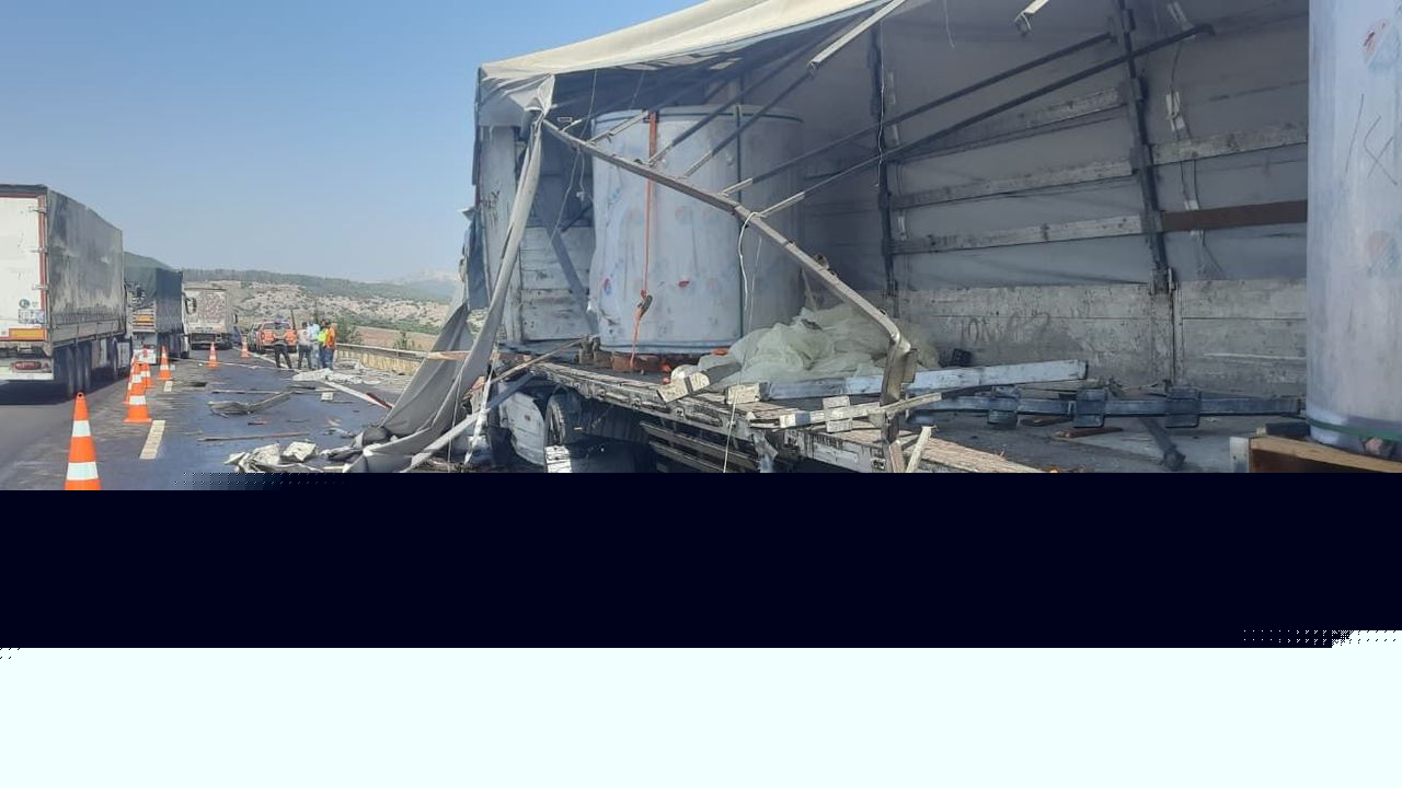 TIR'ının arızasını gidermeye çalışırken kamyonun çarptığı şoför öldü / Ek fotoğraflar