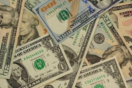 Dollar Slips and Gold Posts a Record High on Fed Rate-Cut Prospects