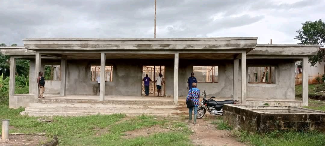 Demanta Kokoyah residents demand immediate halt to “flawed” town hall project amid safety concerns.