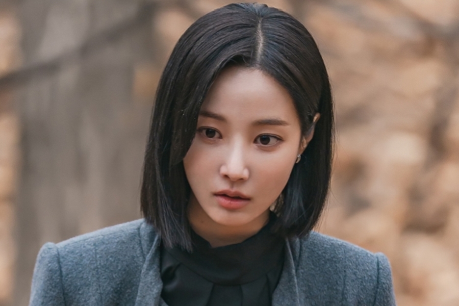 Yeonwoo Transforms Into A CEO With A Traumatic Past In Upcoming Drama “Love Phobia”