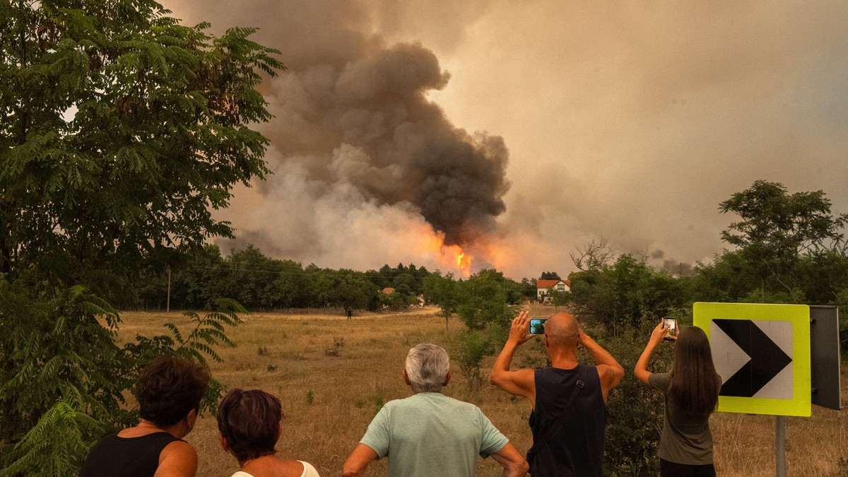 "Tu živimo, molimo Boga samo da prođe" Deliblatska peščara gori danima, evakuisani meštani u suzama: "Decu smo sklonili na sigurno, vatrogasci gase požar više od 30 sati"