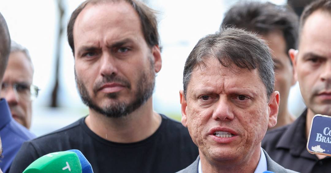 Tarcisio visita Bolsonaro e diz que vai ‘entrar muito forte’ na campanha de Flávio