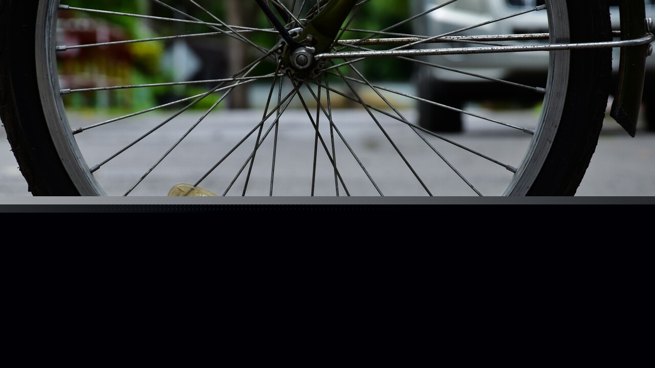 Vodič zámerne vrazil do skupiny cyklistov. Po konflikte sa vrátil a útok zopakoval, štyria sú zranení