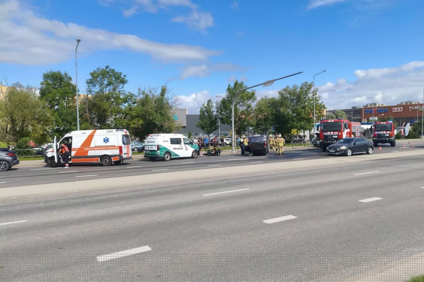Šiauliuose 86 metų vyro vairuojamas „Opel“ sukėlė avariją – automobilis apvirto ant stogo