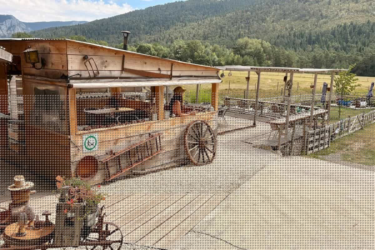 Un ancien relais de diligence où ont dormi les troupes de Napoléon : découvrez l’Arbracasq, ce lieu insolite qui réinvente la pause casse-croûte à Séranon