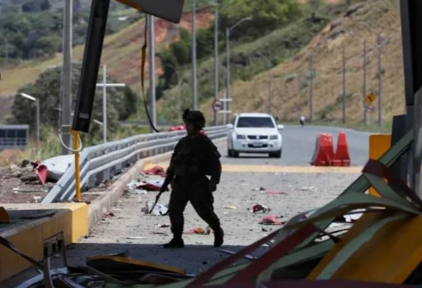Makina-bombë shpërthen në Kolumbi, goditet pika e pagesës/ Dy roje plagosen, sulmi një ditë pas betimit të presidentit të ri