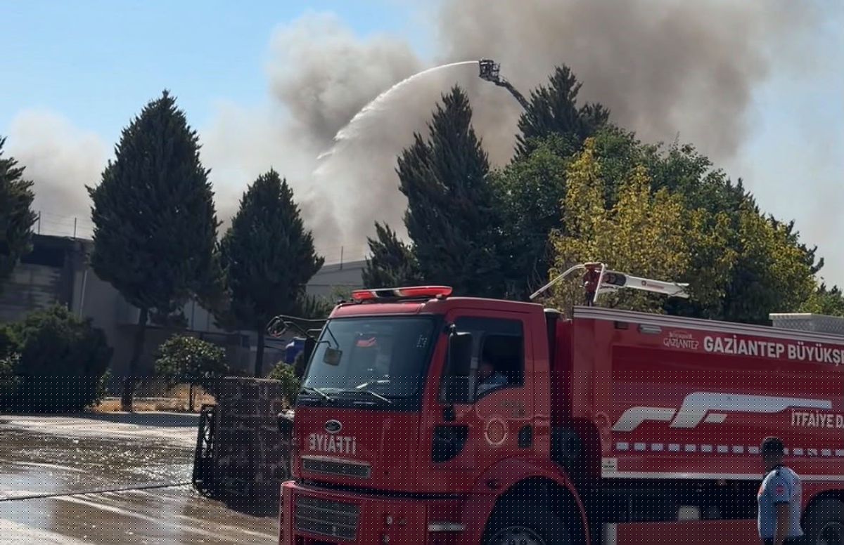 Gaziantep'te tekstil fabrikasında yangın: 12 saatte söndürüldü