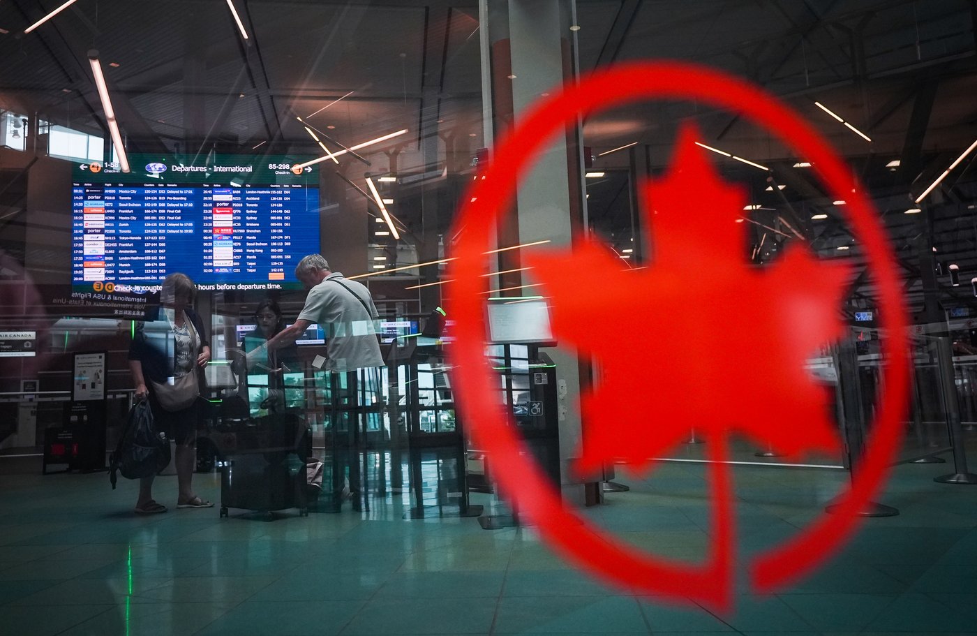 Air Canada and Unifor begin contract talks for the airline’s customer service agents