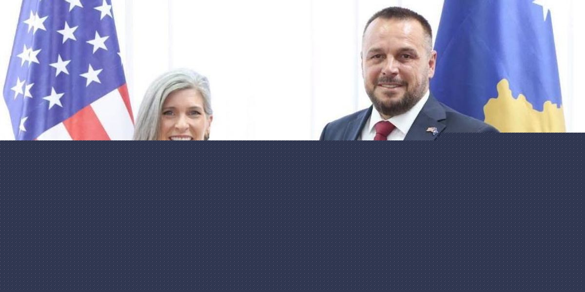 Maqedonci nderon me Medaljen për Shërbim të Shquar senatoren amerikane Joni Ernst