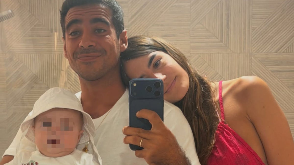 Las fotos del primer verano de Alberto Herrera y Blanca Llandres como padres: playa, juegos y momentos inolvidables junto a Marcos, de 5 meses