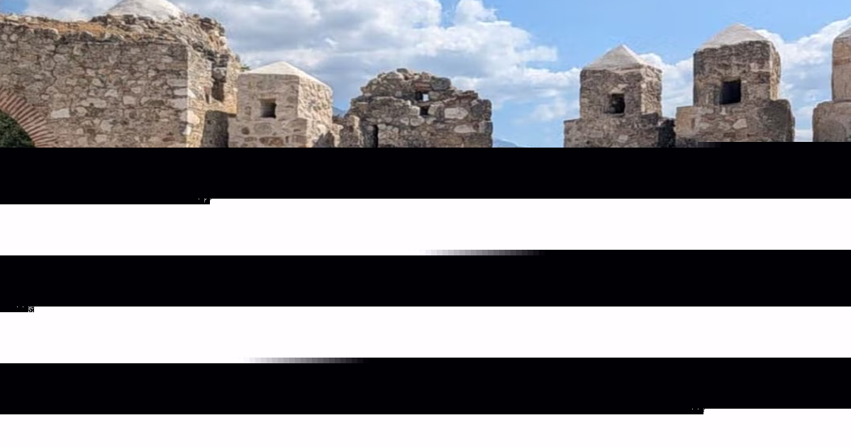 Mirror: Οι πυρκαγιές στην Αιγιάλεια «έσβησαν» το όνειρο βρετανικής οικογένειας για μια νέα ζωή στην Ελλάδα